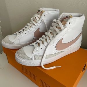 NIKE W BLAZER MID '77
WHITE/PINK OXFORD-BLACK